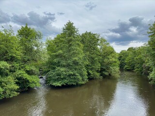 Kleiner Bachlauf in einer ländlichen Umgebung