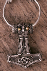 Schöner Verzierungen am Thorshammer aus Silber und Gold, Wikingerschmuck