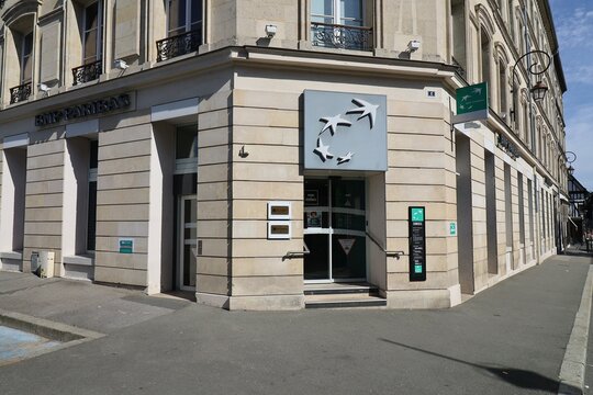 Agence bancaire de la banque BNP Paribas, vue de l'ext&eacute;rieur, ville de Compi&egrave;gne, d&eacute;partement de l'Oise, France