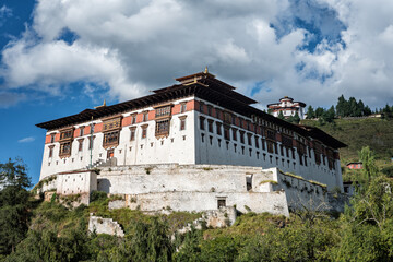 Le dzong de Paro avec le musée national du Bhoutan en arrière plan