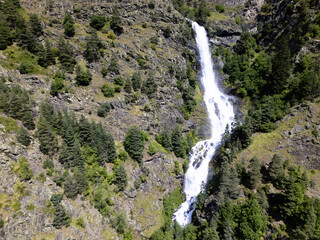 Chute d'eau de montagne