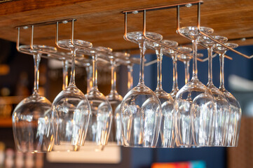 バーカウンターに並ぶワイングラス