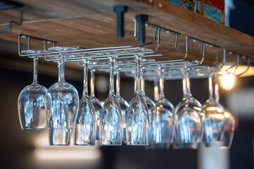 バーカウンターに並ぶワイングラス