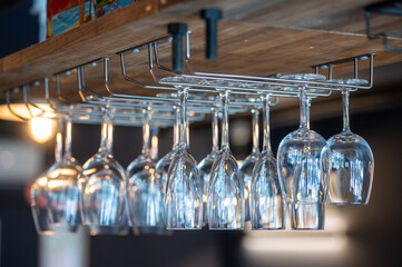 バーカウンターに並ぶワイングラス