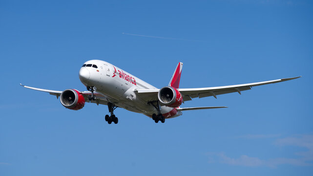 Avianca Airlines Boeing 787 Dreamliner landing with a clear blue sky. London - 28th August 2024