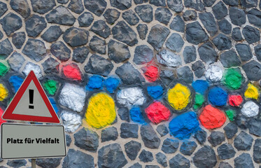 Platz für Vielfalt Bunte Pflastersteine Schild