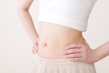 スリムで健康的な女性のお腹周り