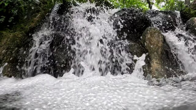cascada en selva tropical, manantial de aguas cristalinas