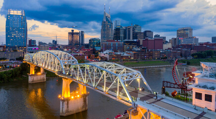 Fototapeta premium The John Seigenthaler Pedestrian Bridge crossing the Cumberaland river and downtown Nashville at sunset. Tennessee, United States.