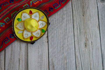 Tela mexicana con sombrero amarillo de maricahi mexicano. Adornos para festjos patrios