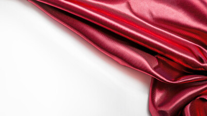 Tela roja brillante drapeado fondo blanco