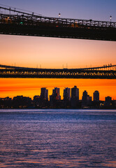 Obraz premium city skyline at sunset New York City bridge 