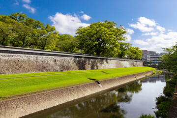復旧が完了した熊本城竹の丸長塀と坪井川