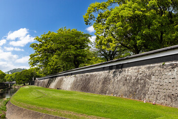 復旧が完了した熊本城竹の丸長塀と坪井川