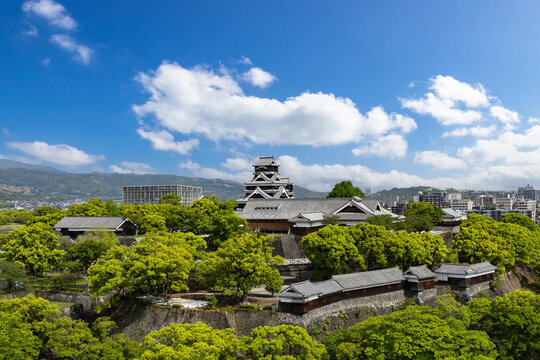 完全復旧した熊本城天守閣と復旧が進む熊本城内