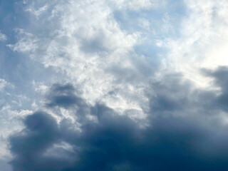 8月の空と曇天の雲