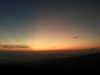 Obraz premium Beautiful sunrise with sindoro mountain view