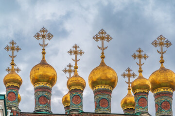 Obraz premium Golden domes of Upper Saviour Cathedral and Terem Churches at the Grand Kremlin Palace in Moscow.