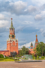 Obraz premium Spasskaya Tower viewed inside Kremlin, Moscow, Russia.
