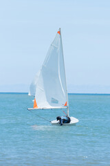 Naklejka premium Sailors are having fun using a small sailboat at sea