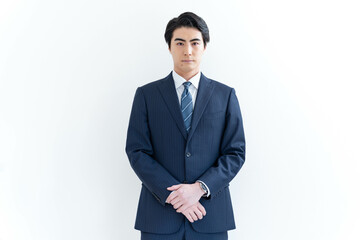 白背景で腕を抑える男性