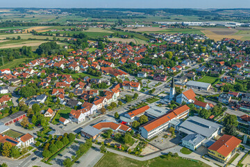 Ausblick auf die Gemeinde Niederaichbach im Isartal in Niederbayern