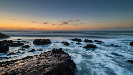 Obraz premium Capturing the Motion of Ocean Waves at Dusk