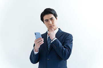 携帯を持ち悩む日本人男性