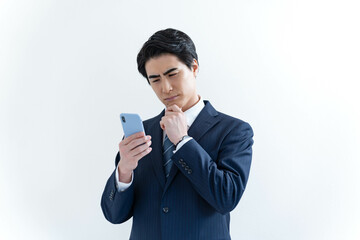 携帯を持ち悩む日本人男性