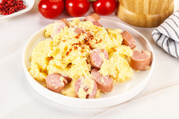 Healthly breakfast with scamble and sausages