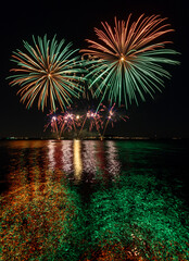 Feu d'artifice sur l'étang de Thau à Mèze dans le département de l'Hérault - région Occitanie