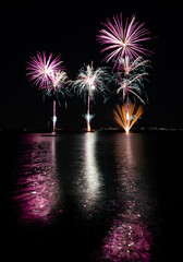 Feu d'artifice sur l'étang de Thau à Mèze dans le département de l'Hérault - région Occitanie