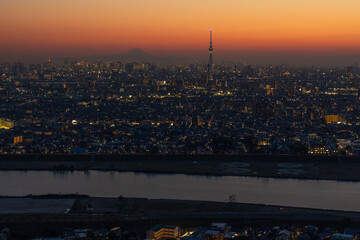 Obraz premium 日本の都市風景 夕暮れの市川市から東京方面を望む