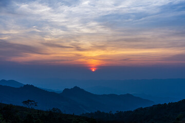 Obraz premium Landscape view of sunset over the mountain hills