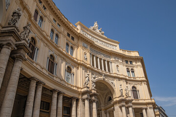 vue d'une partie de la façade extérieur de la galleria umberto à Naples, italie