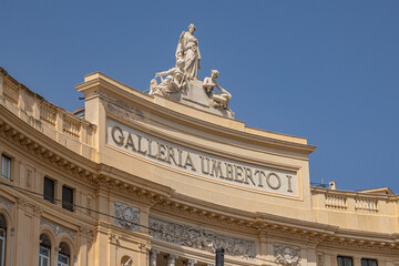 vue d'une partie de la façade extérieur de la galleria umberto à Naples, italie