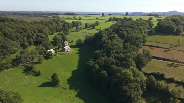 Avanc&eacute;e lente sur la campagne verte