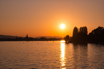 Fototapeta premium Bodensee, Sonnenuntergang über Konstanz