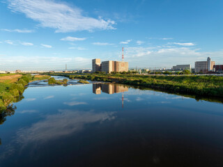 Naklejka premium 景色が映り込む大和川沿いの風景