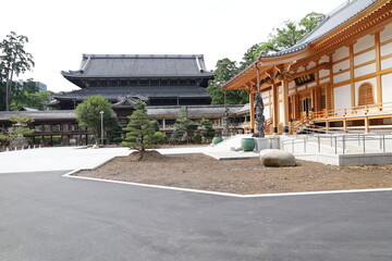 Obraz premium A Japanese temple : a scene of the precincts of Myogon-ji Temple in Toyokawa City in Aichi Prefecture 日本のお寺：愛知県豊川市にある妙厳寺の境内風景