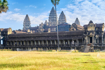 Obraz premium Angkor Wat temple in Siem Reap in Cambodia. Angkor Wat is the largest religious monument in the world.