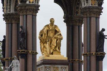 Obraz premium old statue like gold in a monument of london