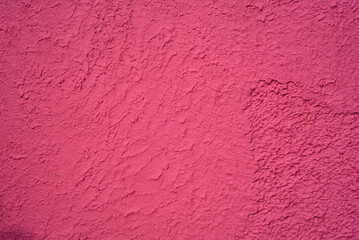 Pared de estuco rosa vibrante con relieve