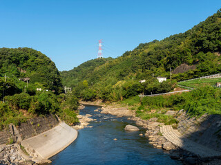 奈良県と大阪府の県境を流れる大和川の渓谷