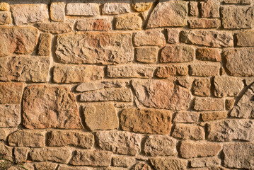 Muro de piedra rojiza