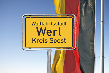 Ortstafel, Wallfahrtsstadt Werl mit deutscher Flagge, (Symbolbild)