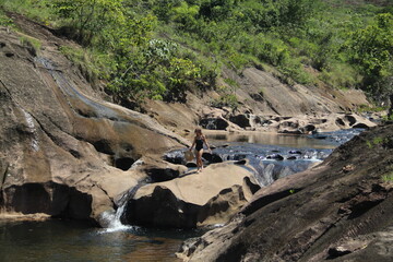 mulher em psicinas naturais na região de pinga fogo, goiás
