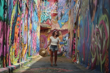 Fototapeta premium mulher no beco do codorna, no centro de goiania, goiás 