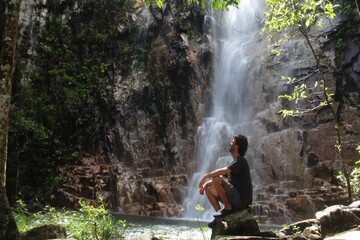 homem na cachoeira dos dragões em pirenópolis, goiás