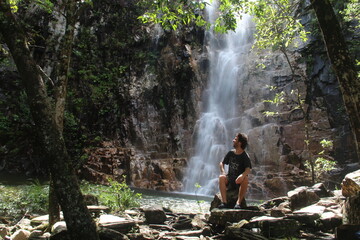 homem na cachoeira dos dragões em pirenópolis, goiás